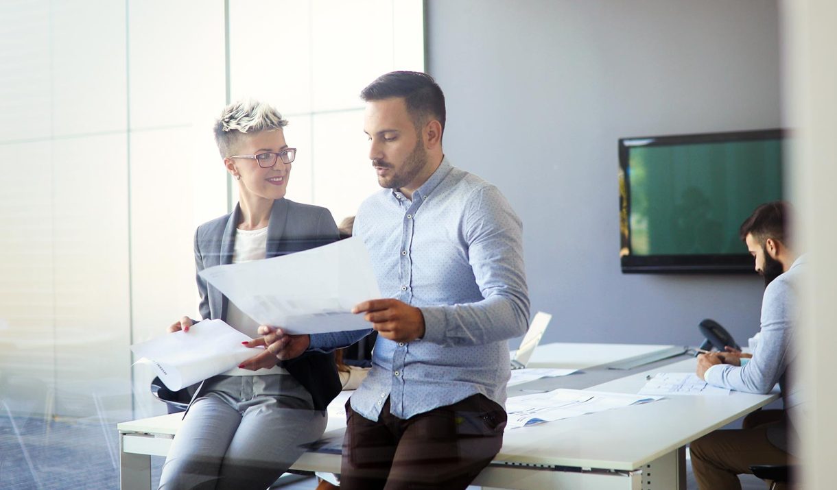 group-of-business-people-collaborating-in-business-FQMZJS2